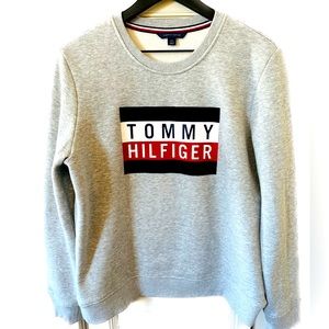 Tommy Hilfiger Crew Neck sweatshirt. Size L and Gray color good condition.